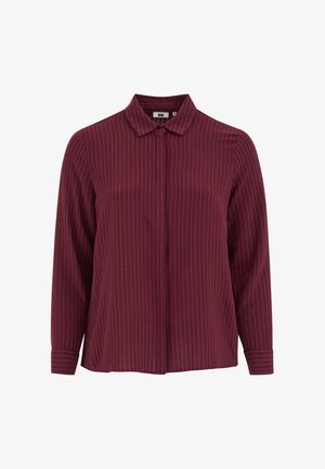 Blouse bordeaux à manches longues avec rayures blanches verticales, col boutonné et manches retroussées. Tissu lisse avec une légère brillance.