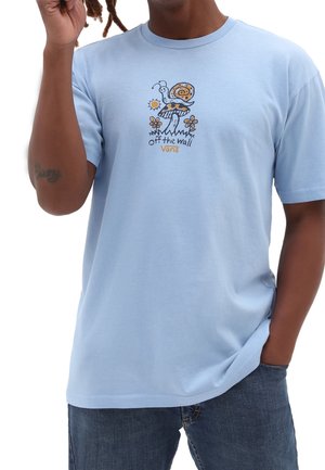 T-shirt en coton bleu clair avec un graphisme fantaisiste d'escargot entouré de fleurs et de soleil, accompagné du texte "off the wall Vans" en orange.