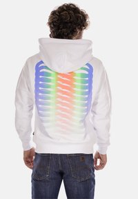 Felpa bianca con cappuccio caratterizzata da un grande design a gradiente multicolore e una trama decorata sul retro, accompagnata da un cappuccio con cordino.