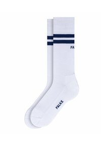 Chaussettes en coton blanches avec des rayures bleues en haut et le logo "FALKE" imprimé en bleu marine. Texture douce et design de longueur standard.
