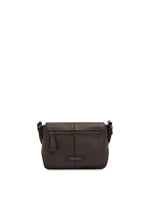 Borsa a tracolla in pelle marrone scuro con texture, tasca frontale con cerniera e tracolla regolabile su sfondo bianco.