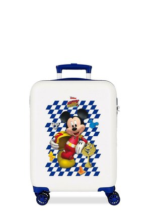 Maleta blanca con ruedas y asa azules, presenta a Mickey Mouse con vestimenta de carreras, símbolos de competición y fondo a cuadros.