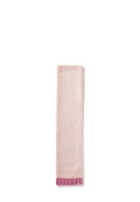 Sciarpa lavorata a maglia di un rosa chiaro con una finitura testurizzata e una frangia di un rosa più scuro a un'estremità. Forma lunga e rettangolare per un uso versatile.