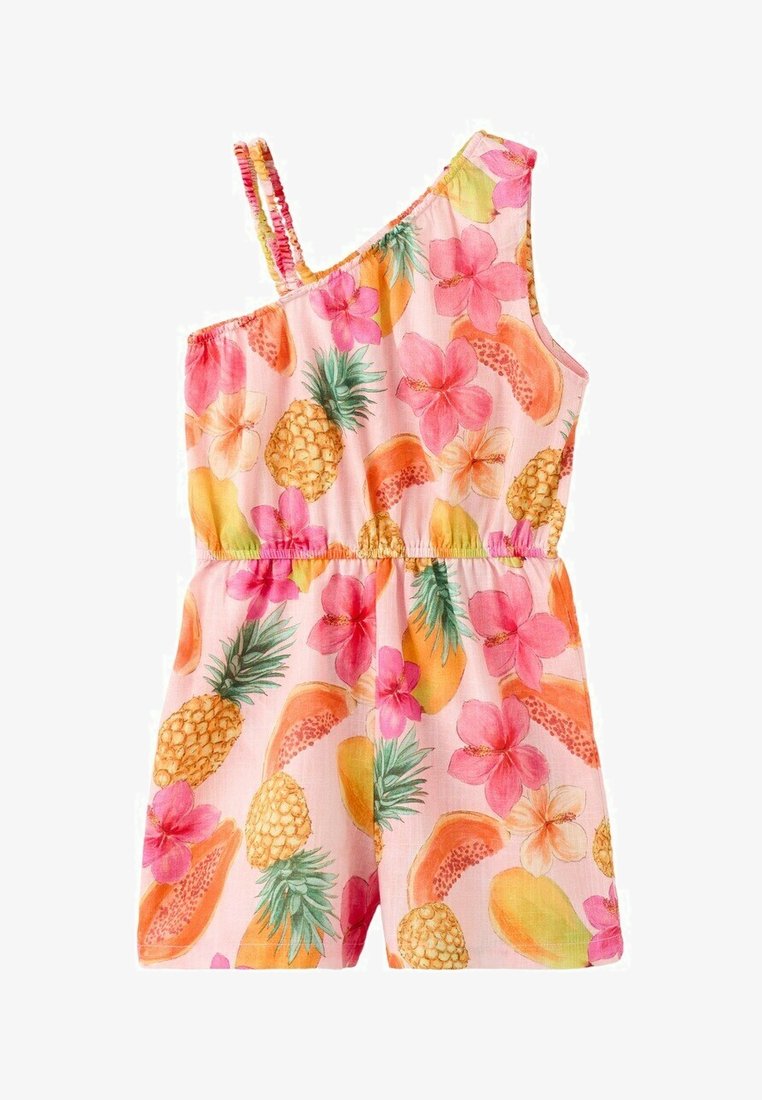 Combinaison-short rose à une épaule avec imprimé tropical comprenant des ananas, des papayes et des fleurs d’hibiscus roses. Taille élastique et bretelle froufroutante.