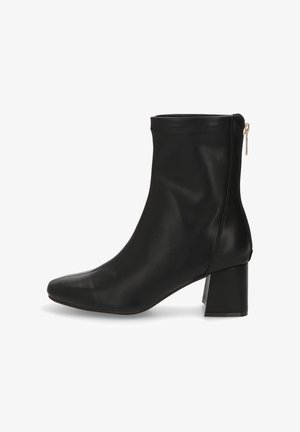 Botín negro de cuero hasta el tobillo con puntera cuadrada, cierre de cremallera, tacón cuadrado, textura suave y diseño minimalista.