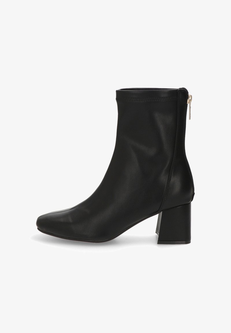 Botín negro de cuero hasta el tobillo con puntera cuadrada, cierre de cremallera, tacón cuadrado, textura suave y diseño minimalista.