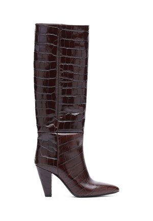 Botte haute marron foncé avec texture crocodile, bout pointu et talon haut effilé, vue de côté sur fond blanc.