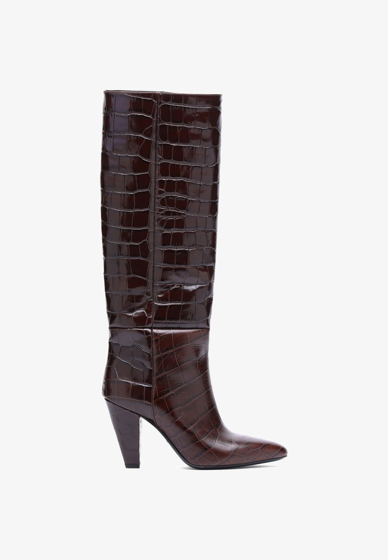 Botte haute marron foncé avec texture crocodile, bout pointu et talon haut effilé, vue de côté sur fond blanc.