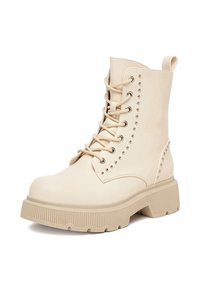 Beżowe botki za kostkę na sznurowaniu z grubą podeszwą, teksturowanym gumowym spodem, bocznymi ćwiekami oraz uchwytem, z górą z gładkiej ekoskóry.