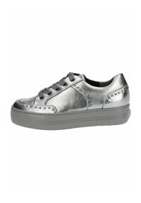 Sneaker argento metallico con finitura testurizzata, caratterizzato da accenti borchiati lungo i lati, lacci grigi e una suola grigia spessa.