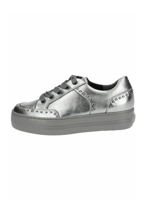 Metallisch silberner Sneaker mit strukturierter Oberfläche, der über genietet Akzente an den Seiten, graue Schnürsenkel und eine dicke graue Sohle verfügt.