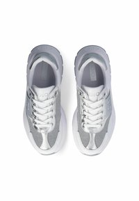 Sneakers bianchi e argentati con una parte superiore texturizzata e luccicante, design con lacci, colletto imbottito e suola spessa. Dettaglio del logo sul lato.