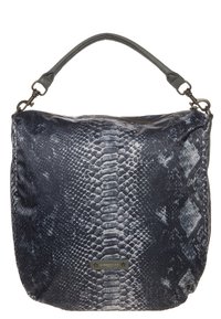 Texturerad handväska i svart och grått med ormskinnsmönster, rundad form, övre handtag och en dekorativ logotagg på framsidan.