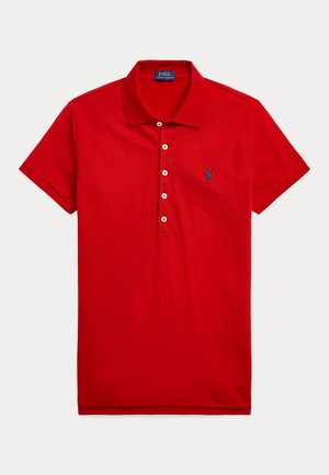 Rdeča polo majica s kratkimi rokavi, z petimi belimi gumbi in majhnim modrim vezenim logotipom na levi prsni strani.