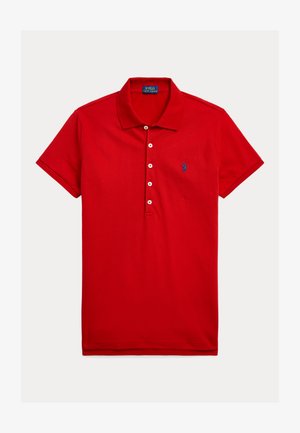 Červené polo tričko s krátkym rukávom, piatimi bielymi gombíkmi a malým modrým vyšívaným logom na ľavej strane hrudníka.