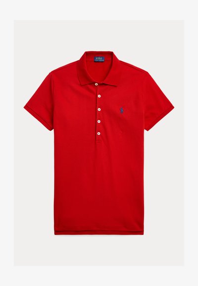 Κόκκινο κοντομάνικο πόλο με πέντε λευκά κουμπιά και ένα μικρό μπλε κεντητό λογότυπο στο αριστερό στήθος.