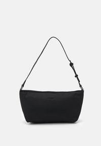 Sac à épaule noir en nylon avec une texture lisse, une forme incurvée, une bandoulière ajustable et un détail de logo subtil à l'avant.