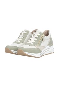 Sneakers verdi e bianche in pelle e camoscio, con chiusura con lacci, zip laterale, dettagli testurizzati e suola a zeppa.