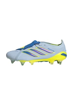 Lyseblå og gul fodboldstøvle med lilla striber, støbte knopper og teksten "Predator" på siden, vist fra indersiden.
