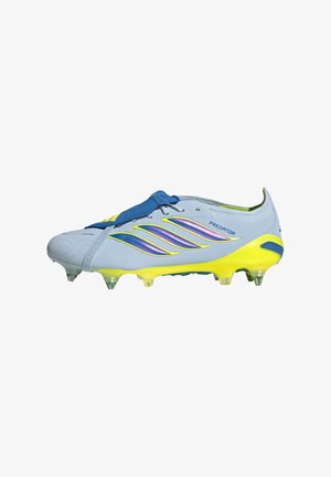 Chaussure de football bleu clair et jaune avec des bandes violettes, des crampons moulés et le texte "Predator" sur le côté, vue du profil intérieur.