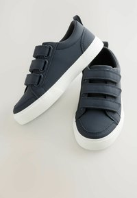Marineblauwe sneakers met drie klittenbandsluitingen, rubberen witte zool en een glad bovenwerk van synthetisch materiaal. Ronde neus en gevoerde kraag voor comfort.