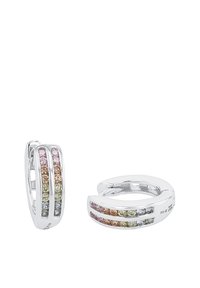 Orecchini in argento sterling presentano tre file orizzontali di pietre multicolori, tra cui tonalità di rosa, arancione e verde, con un design a cerchio.