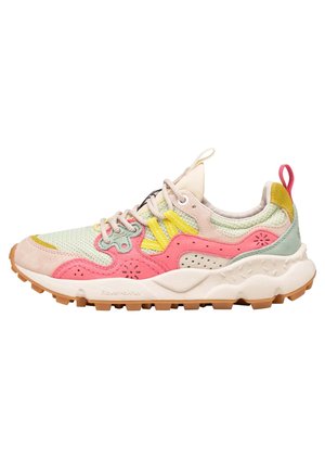 Stevige sneaker met beige, roze, gele en groene mesh- en suèdepanelen, dikke witte zool, gumprofiel en lusje aan de hiel.
