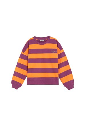 Sudadera de manga larga con amplias rayas horizontales moradas y naranjas y pequeño texto blanco bordado en el pecho.