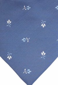 Blauwe zijden pochet met een gestructureerd gestreept patroon en witte bloemborduursels. Heeft een driehoekige vorm met gevouwen randen.