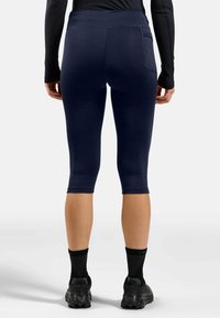 Dunkelblaue Sportleggings mit hohem Bund, cropped Länge und einer Gesäßtasche, aus einem glatten, dehnbaren Stoff.