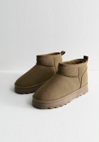 Bordeaux enkellaarzen met een gladde buitenkant, zachte binnenvoering, vlakke rubberen zool en een lusvormige trekband aan de achterkant voor een gemakkelijke instap.