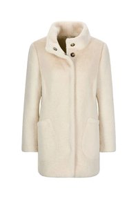 Crème kleurige jas van een zachte, gestructureerde stof, met een hoge kraag, twee vo pockets en twee decoratieve knopen bij de hals.