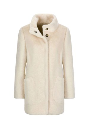 Cappotto color crema realizzato in un tessuto morbido e textured, dotato di un colletto alto, due tasche frontali e due bottoni decorativi al collo.