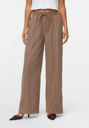 Pantaloni marroni a gamba larga con una texture morbida, vita elastica e coulisse. Presentano due cuciture verticali sulla parte anteriore.