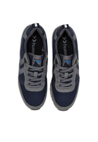 Marinblå och grå sneakers med tyg- och gummimaterial, med snörning, vadderad krage och en logga på tungan.