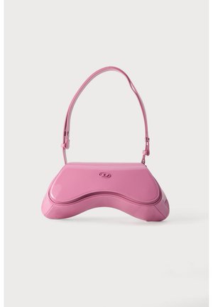 Bolso estructurado rosa con solapa curva, cierre pequeño y correa larga ajustable para el hombro, mostrado sobre un fondo liso claro.