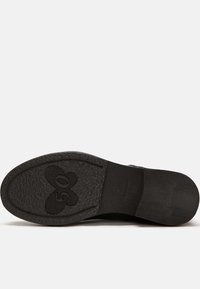 Suela de zapato de goma negra con superficie texturizada, que presenta un diseño en forma de corazón y el número "50" grabado, marcado con la talla "37".