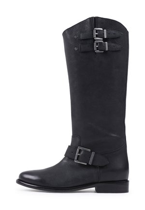 Bota alta hasta la rodilla de cuero negro con dos hebillas plateadas en la parte superior y una correa con hebilla plateada alrededor del tobillo, tacón bajo.