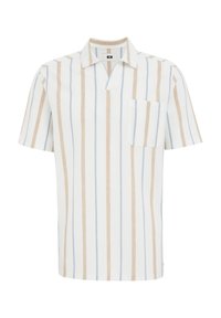 Polo de manga corta a rayas en blanco, con rayas verticales en azul claro y beige, un cuello y un bolsillo en el pecho.