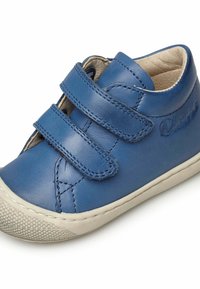 Chaussure en cuir bleu pour tout-petits avec double bride Velcro, bout arrondi, semelle texturée et bord en caoutchouc blanc contrastant.