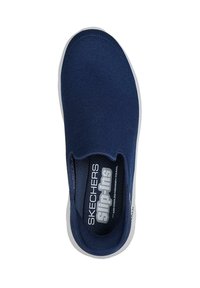 Zapato de slip-on azul marino con parte superior de malla texturizada, suela blanca e plantilla etiquetada que indica espuma de memoria refrigerada por aire para mayor comodidad.
