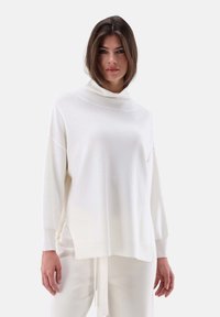 Weißer, leichter Rollkragenpullover mit langen, lockeren Ärmeln und seitlichen Schlitzen, gefertigt aus sanftem Stoff mit glatter Textur.