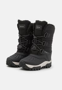 Botas de invierno impermeables negras con una parte superior texturizada, suela de goma segura, sistema de cordones elásticos y forro de lana suave para mayor calidez.