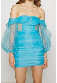 Bezramenné mini šaty v jasně tyrkysové barvě se sklady. Průhledné balónové rukávy a průsvitné síťové detaily vytvářejí vrstvený efekt.