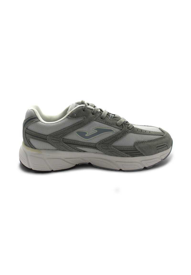 Zapatilla deportiva gris hecha de malla y ante con una suela blanca. Incluye cordones, un cuello acolchado y un logo en el lateral.