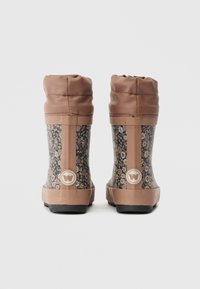 Bordo ūdensizturīgi zābaki ar ziedu motīvu, elastīgu kāju daļu un gumijas zoli. Iespējas ietver logotipa disku uz papēža un elastīgu apkakli, kas nodrošina pielāgojamību.