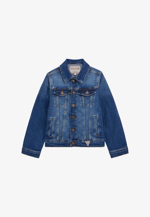 Chaqueta de mezclilla en azul medio, con cierre de botones, dos bolsillos en el pecho y parche de marca. Presenta cuello clásico y mangas largas.