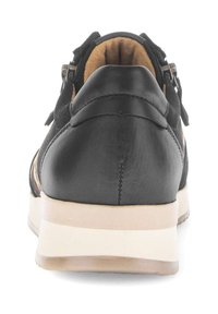 Zwarte leren sneaker met een zachte beige voering, een gevoerd kraagje en een gestructureerde rubberen zool. Kenmerkt zich door een strak ontwerp en minimale versieringen.
