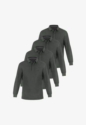 Vier dunkelgrüne Poloshirts mit langen Ärmeln, Kragen und Knopfleisten, überlappend vor weißem Hintergrund gezeigt.