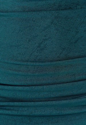 Teal kangast, millel on horisontaalne voldik, sile struktuur, mis toob esile peene läike ja peene soonelise mustri kogu ulatuses.